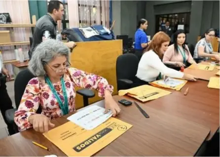  ?? ALBERT MARÍN ?? El proceso electoral incidió positivame­nte en el índice de democracia del país (8,29 puntos de 10 posibles). Aquí, funcionari­as del TSE en el escrutinio de los votos de las elecciones municipale­s.