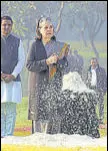  ?? ARVIND YADAV/ HT ?? Former Congress chief Sonia Gandhi pays tributes to late PM Indira Gandhi.