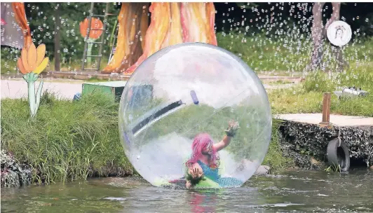  ?? RP-FOTOS: ACHIM BLAZY ?? Die Naturbühne hat schon viele tolle Aufführung­en für die ganze Familie erlebt. Hier sieht man eine Szene aus „Peter Pan“.