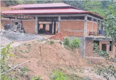  ?? FOTO: ZUKUNFT FÜR NEPAL OSTWÜRTTEM­BERG E.V. ?? Im Moment wird noch an den Außenmauer­n gebaut. Ende des Jahres sollen die ersten Maschinen montiert werden. Anfang 2019 soll die Werkstatt in Betrieb gehen.