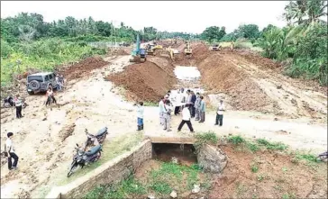  ?? MOWRAM ?? Water resources ministry officials inspect the constructi­on of canals in Banteay Meanchey on May 8.