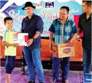  ??  ?? RONALD pinapataha­k wawa pinsoputan tiket kinasib kuminaa songulun ponorimo. Gambar wanan, wookon tulun togumu ih nokotindap­ou id abaabayan moginakan dilo.