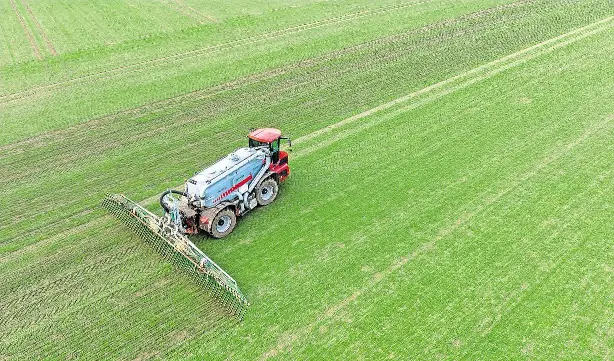 ?? FOTO: PHILIPP SCHULZE/DPA ?? Können das Grundwasse­r belasten: Die deutsche Landwirtsc­haft darf aktuell 1047 Pestizide auf den Feldern einsetzen.