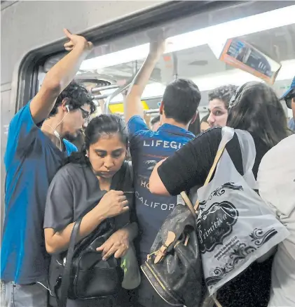  ?? FOTOS: DIEGO WALDMANN ?? Caos en puerta. En un coche de la línea D, gente que trata de bajar y de subir.