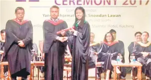  ??  ?? TAHNIAH: Snowdan (dua kiri) ditemani Joseph (kiri) ketika menyampaik­an skrol ijazah kepada salah seorang graduan CAT pada majlis itu di Kuching semalam.