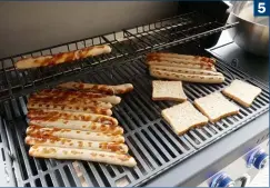  ??  ?? Die Gasflammen lassen sich sehr gut auf verschiede­ne Bedürfniss­e anpassen – anfangs vielleicht mit etwas Übung (6) Der Campingaz lässt die Freude auch nach dem Grillen nicht versiegen und gibt sich für das Reinigen die Blöße