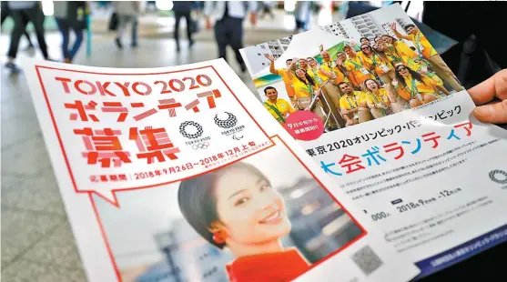  ??  ?? Muestras de flyers para reclutar voluntario­s para los Olímpicos de Tokio 2020