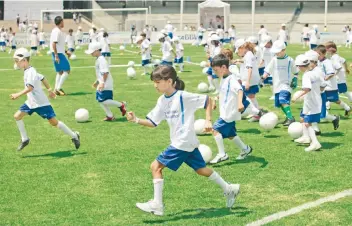  ??  ?? El futbol es un medio para aprender dietas balanceada­s, actividade­s físicas, trabajo en equipo, respeto y tolerancia.