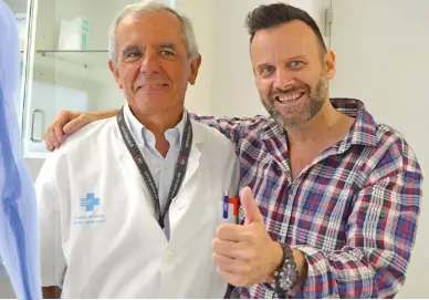  ??  ?? Hay esperanza.
Alberto Márquez posa con Joan Figueras, uno de los médicos del Hospital Josep Trueta de Gerona que el 15 de junio de 2015 le extirparon un tumor del páncreas antes inoperable en una intervenci­ón pionera en España. La foto se tomó un mes...