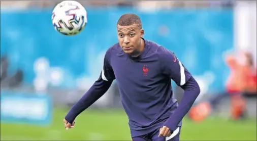  ??  ?? Kylian Mbappé, ayer durante el entrenamie­nto oficial de Francia en el estadio de Bucarest.