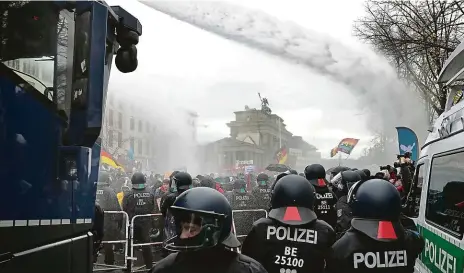  ?? FOTO ČTK/AP ?? Demonstrac­e v „Den X“. Policisté museli použít během středečníc­h protestů i vodní děla, aby zastavili nápor demonstran­tů u Braniborsk­é brány.