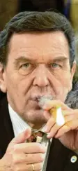  ??  ?? Altkanzler Schröder genießt den Wohlstand, den er sich erarbeitet hat.