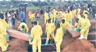  ?? AP ?? Las autoridade­s han improvisad­o cementerio­s para decenas de muertos.