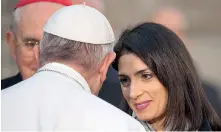  ??  ?? In Piazza di Spagna.Breve scambio di parole fra Papa Francesco e la sindaca Virginia Raggi