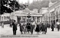  ??  ?? Odboráři na promenádě v Mariánskýc­h Lázních