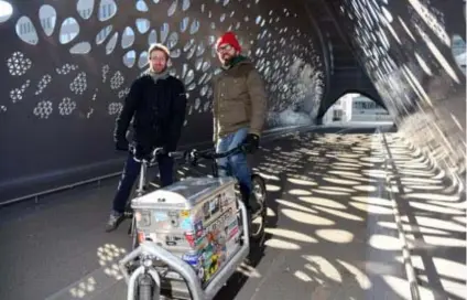  ?? FOTO'S JAN VAN DER PERRE ?? Gids Stijn Wens toont de nieuwe wandel en fietsbrug over de Leien.