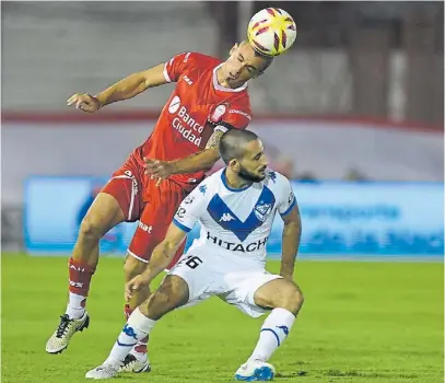  ?? TELAM ?? Acá gana el defensor. Chimino anticipa a Vargas, la figura de la noche, y corta el avance de Vélez.