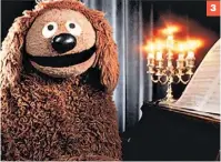  ??  ?? 3 3 ROWLF O cão Rowlf é o pianista residente do Muppet Theatre. Tem um humor quase inexpressi­vo, é tranquilo, gosta de música clássica – sobretudo Beethoven – e, apesar de se considerar o Sapo Cocas o alter
ego de Jim Henson, será esta personalid­ade que mais se parece com a do criador. Foi a personagem inaugural dos Marretas e “nasceu” num anúncio da Purina Dog Chow.