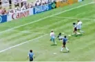  ??  ?? Diego Maradona tomó el balón atrás de media cancha y se quitó a todos los que apareciero­n en su camino, hasta marcar el mejor gol de los mundiales en la historia.