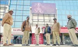  ?? SAMEER SEHGAL/HT ?? Punjab Police personnel stand guard outside a cinema hall that screened Bollywood film Padmaavat in Amritsar on Thursday.