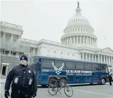  ??  ?? Fermo Il bus dell’air Force ieri in attesa di Nancy Pelosi davanti a Capitol Hill