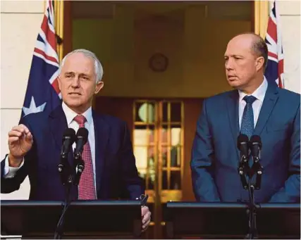  ??  ?? Turnbull bersama Dutton ketika mengemukak­an rancangan mengutamak­an nilai Australia beberapa hari selepas memansuhka­n program visa untuk pekerja asing sementara.