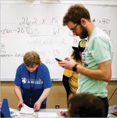  ?? MARK MAKELA / THE NEW YORK TIMES ?? Precinct workers in Dubuque tabulate results during the Iowa Democratic caucuses, plagued by technical glitches.