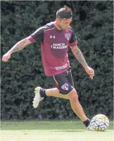  ??  ?? Eugenio Mena entrenando en Sao Paulo.