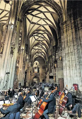  ?? [ Wien Modern/Markus Sepperer] ?? Gruppenwei­se im Kirchenrau­m verteilt: die Wiener Symphonike­r im Stephansdo­m.