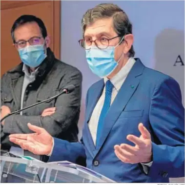  ?? MARCIAL GUILLÉN / EFE ?? El consejero de Salud de Murcia, Manuel Villegas, en la primera rueda de prensa que dio, horas antes de dimitir.