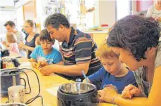  ?? FOTO: WIE ?? „Schokolade war das Beste. Da durfte ich alles ausschleck­en“, freut sich Lias (rechts) mit Mama Daniela. Außerdem gefällt ihm „beim Buttermach­en das Melken“.