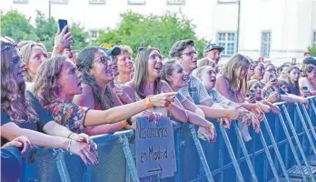  ?? FOTOS: OLAF E. JAHNKE ?? Natürlich ganz vorne mit dabei: die größten Fans des Popstars.