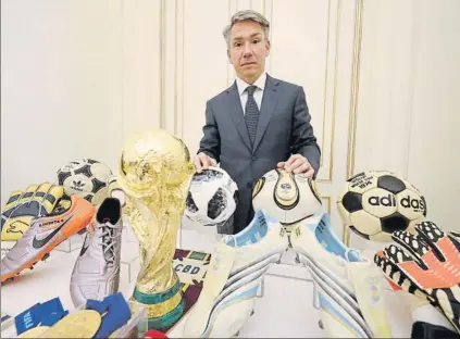 ?? FOTO: JOSÉ ANTONIO SIRVENT ?? El Trofeo de la Copa del Mundo Alexey Sorokin posa en la sede de la embajada de la Federación Rusa en Madrid