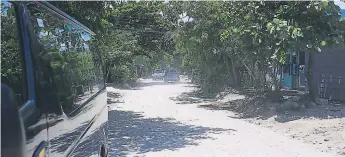  ??  ?? PROBLEMA. Los vecinos no aguantan las enfermedad­es debido a las cortinas de polvo en la 14 avenida.