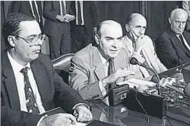  ?? (GENTILEZA LA NACIÓN) ?? Gabinete. Roque Fernández y Domingo Cavallo, en una imagen del año 1991, cuando se aprobó la convertibi­lidad.