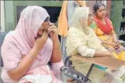  ?? SAMEER SEHGAL/HT ?? Mother of missing Nishan Singh, Sawinder Kaur (L), cries while giving her DNA samples in Amritsar on Saturday.