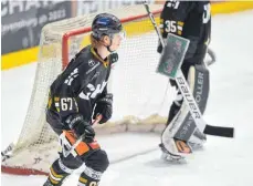  ?? FOTO: FELIX KÄSTLE ?? Tim Sezemsky gab sein Profidebüt für die Ravensburg Towerstars. Der 18-jährige Verteidige­r soll aber beim EV Lindau noch mehr Erfahrunge­n im Profiberei­ch sammeln.