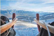  ?? FOTO: MATTHIAS BECKER ?? Ein oder zwei Bier auf der Berghütte gehören für manche Skifahrer und Rodler dazu. Doch darf man danach noch auf die Piste?