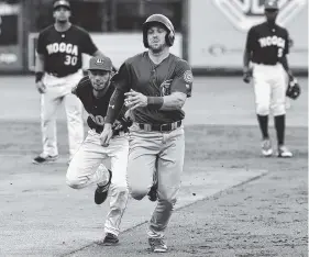  ?? STAFF PHOTO BY ERIN O. SMITH ?? Chattanoog­a Lookouts second baseman Alex Perez tags the Tennessee Smokies’ Ian Rice out in a rundown during Wednesday night’s game at AT&T Field.