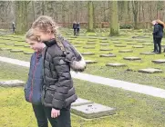  ?? FOTO: GYMNASIUM ?? Für die Schülerinn­en waren die Besuche auf den Friedhöfen besonders emotional.