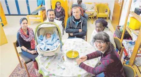  ?? FOTO: ARCHIV ?? Mechthild Grau von der Caritas (rechts) hat über lange Jahre mit viel Engagement die Flüchtling­e im Gelben Haus betreut.