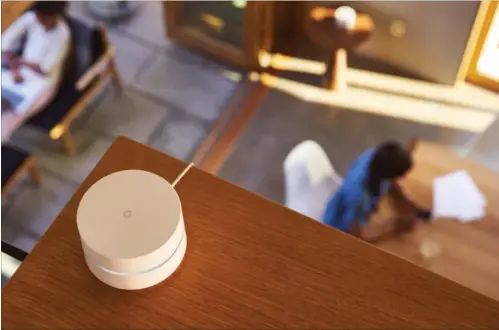  ??  ?? Her er det Googles mesh router, der er sat op det helt rigtige sted i hjemmet: højt på et skab, hvor signalet bedre kan fordele sig, end hvis den stod under en seng eller inde i skabet.