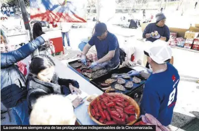  ?? ÁNGEL GRACIA MIGUEL ÁNGEL GRACIA ?? La comida es siempre una de las protagonis­tas indispensa­bles de la Cincomarza­da.