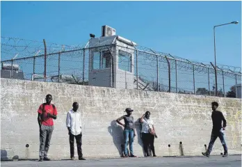  ?? FOTO: DPA ?? Flüchtling­slager auf der griechisch­en Insel Lesbos: Wie andere Aufnahmeze­ntren auf den Ägäis-Inseln ist die Einrichtun­g völlig überfüllt.