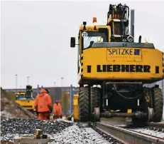  ??  ?? Am ISS Dome laufen derzeit noch die Arbeiten für die Verlängeru­ng der Straßen-