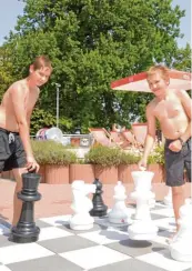  ??  ?? Jannik Wild und Benedikt Resele brauchen eine Auszeit vom Wasserspaß und spielen Schach.