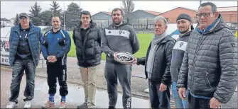  ??  ?? Lors de la remise du ballon du match par les représenta­nt du bar « Le Drop ».