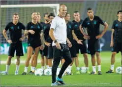  ??  ?? NO PIERDE. Zidane no conoce la derrota en el Camp Nou.