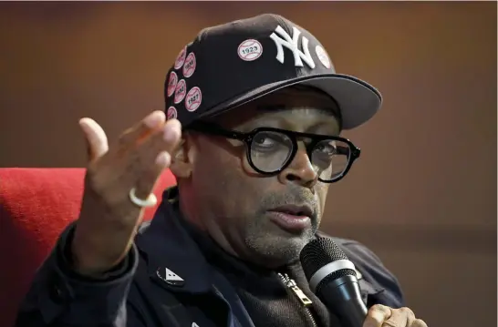  ?? FOTO: LEHTIKUVA / MARKKU ULANDER ?? Den amerikansk­e filmregiss­ören Spike Lee, aktuell med BlacKkKlan­sman, intervjuad­es på scen i Helsingfor­s.