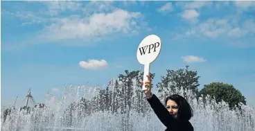  ?? /Reuters ?? An usher guides attendees towards WPP’s annual meeting in June. New CE Mark Read says turning around the group will take time as he offloads assets and halts acquisitio­ns. Heading lower: